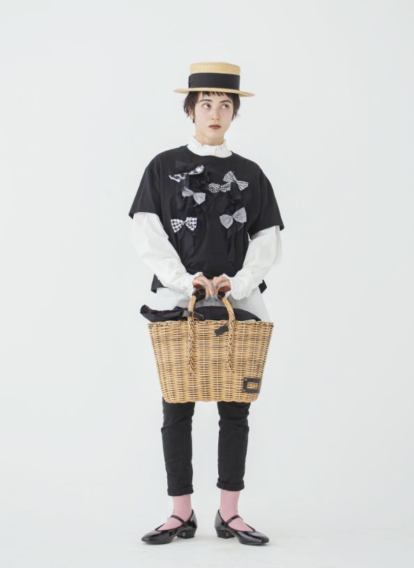 モデル女性と商品の画像 スライド1枚目