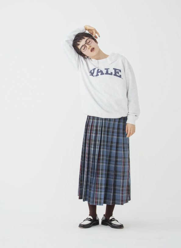 モデル女性と商品の画像 スライド1枚目