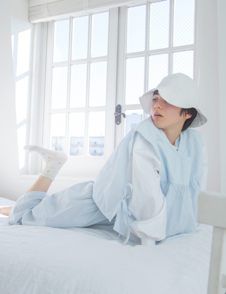 モデル女性と商品の画像 スライド1枚目