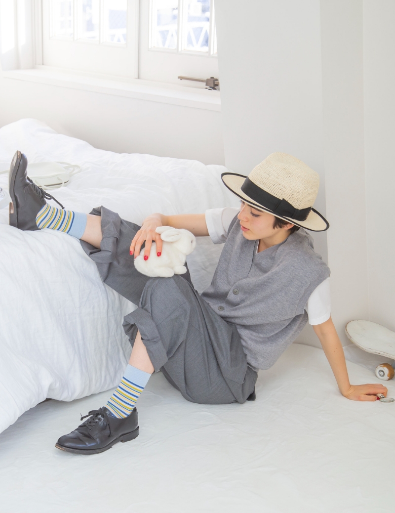 モデル女性と商品の画像 スライド5枚目