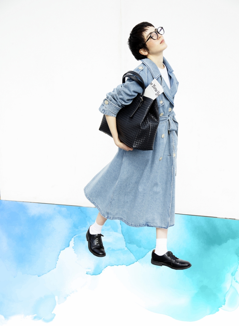 モデル女性と商品の画像 スライド1枚目