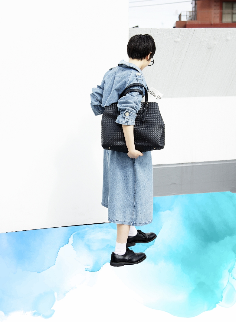 モデル女性と商品の画像 スライド2枚目