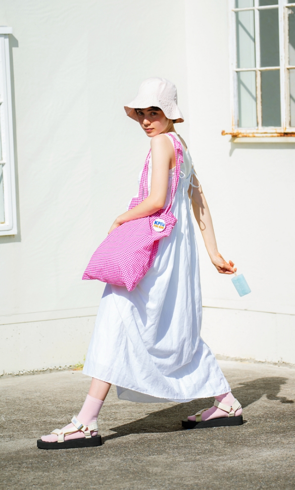 モデル女性と商品の画像 スライド3枚目