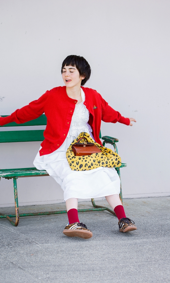 モデル女性と商品の画像 スライド6枚目