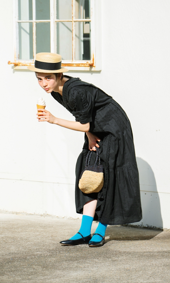 モデル女性と商品の画像 スライド5枚目